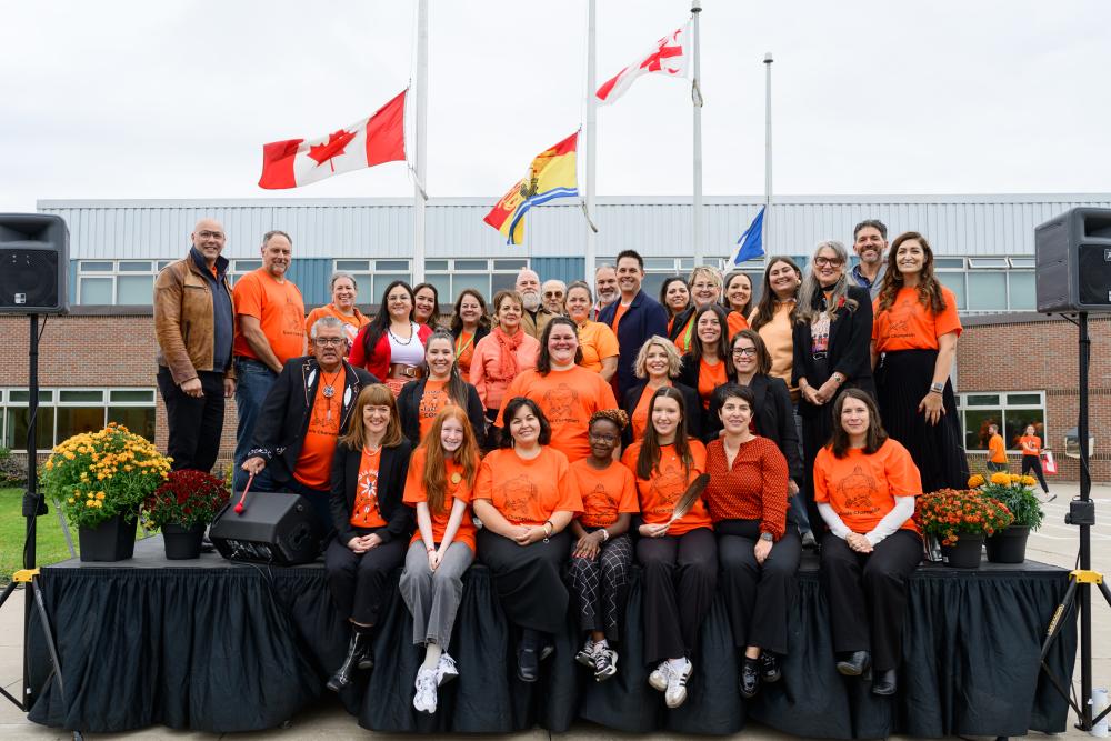 L’école Champlain hisse le drapeau mi’kmaw : un geste de reconnaissance et un engagement envers la vérité et la réconciliation